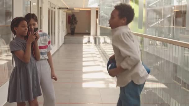 Zwei Jährige Schülerinnen Filmen Mit Dem Smartphone Wie Ihr Aktiver — Stockvideo
