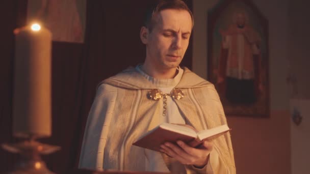 Média Lentidão Sacerdote Caucasiano Vestimenta Branca Lendo Bíblia Sagrada Enquanto — Vídeo de Stock