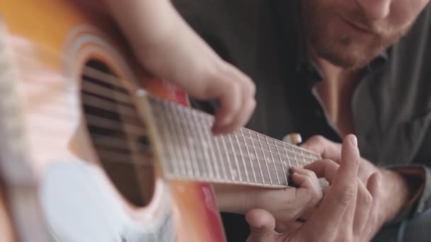 Lento Primer Plano Del Hombre Caucásico Dando Lección Guitarra Pequeño — Vídeos de Stock