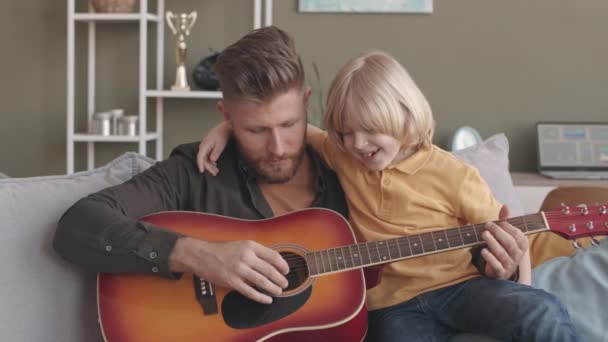 Повільний Милий Річний Хлопчик Слухає Свого Батька Грає Акустичній Гітарі — стокове відео