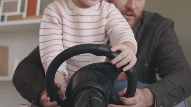 Slowmo Χαριτωμένο Μικρό Αγόρι Και Σύγχρονος Πατέρας Του Χρησιμοποιώντας Τιμόνι — Αρχείο Βίντεο