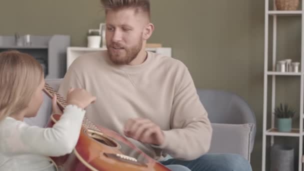 Lento Padre Moderno Con Barba Enseñando Hija Tocar Guitarra Acústica — Vídeo de stock