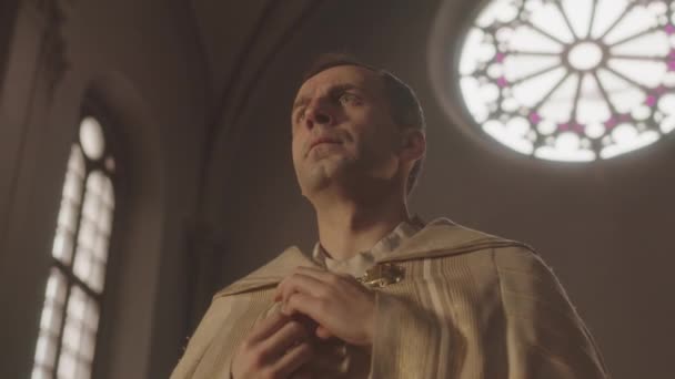 Katolik Piskoposun Düşük Açılı Yavaşlığı Uzun Beyaz Bir Pelerin Giyip — Stok video