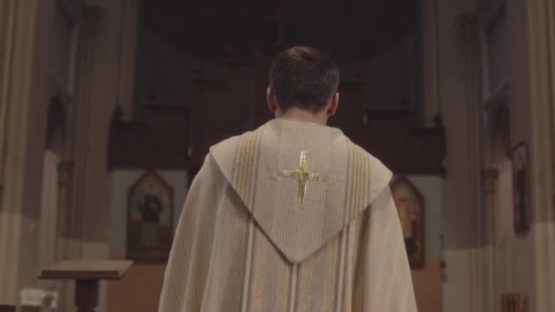 Tracking Achteraanzicht Slow Van Pastoor Witte Alb Lopen Langs Katholieke — Stockvideo