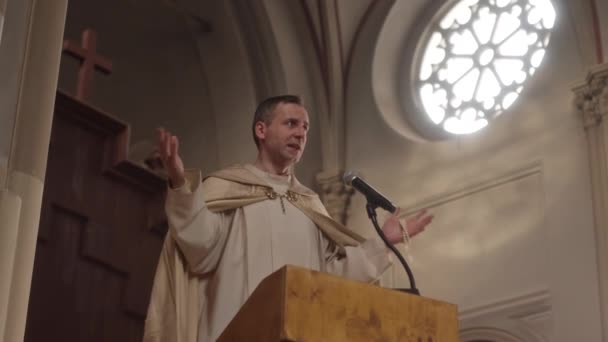 Low Angle Medium Slowmo Van Blanke Priester Feestelijke Witte Alb — Stockvideo