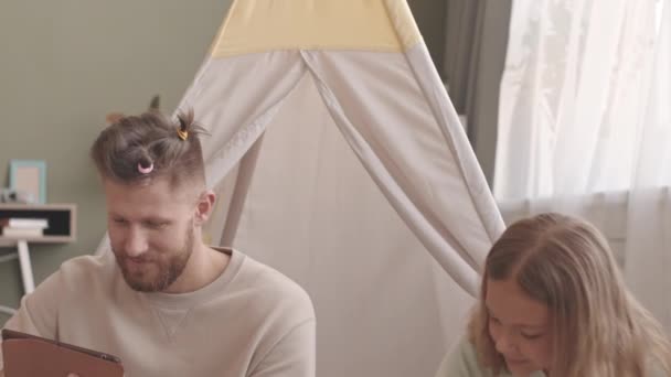 Evden Tablet Üzerinde Çalışan Neşeli Babasının Saçlarına Kuyruğu Ören Güzel — Stok video