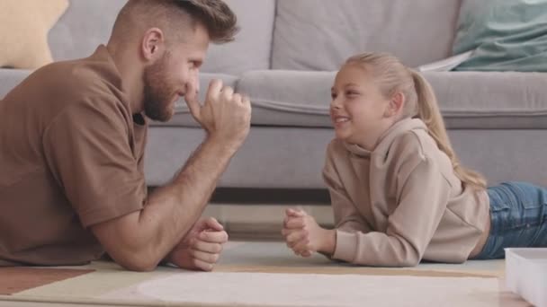 Modern Babanın Yavaş Yavaş Küçük Kızıyla Bilek Güreşi Yapması Onun — Stok video