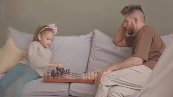 Pan Zpomalení Moderního Otce Jeho Chytré Dcerušky Hrát Šachy Zatímco — Stock video
