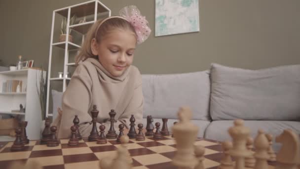 Slowmo Menina Branca Inteligente Anos Jogando Xadrez Com Seu Pai — Vídeo de Stock