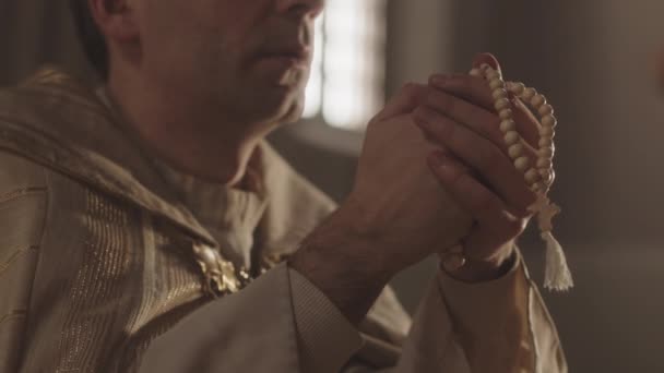 Nahaufnahme Mit Einem Kaukasischen Priester Festlicher Weißer Alb Der Rosenkranzperlen — Stockvideo