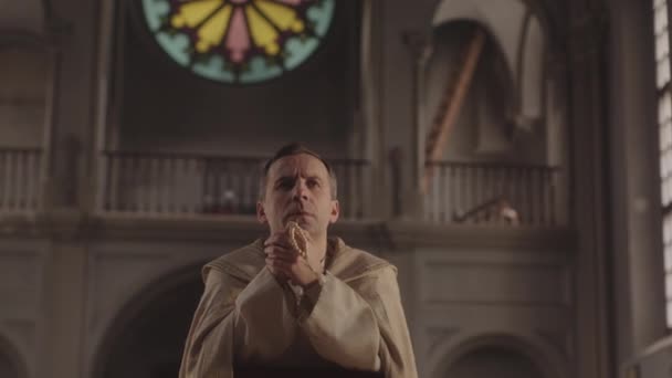 Beyaz Alp Pelerinli Elinde Tespih Tutan Katolik Kilisesinde Tanrı Dua — Stok video