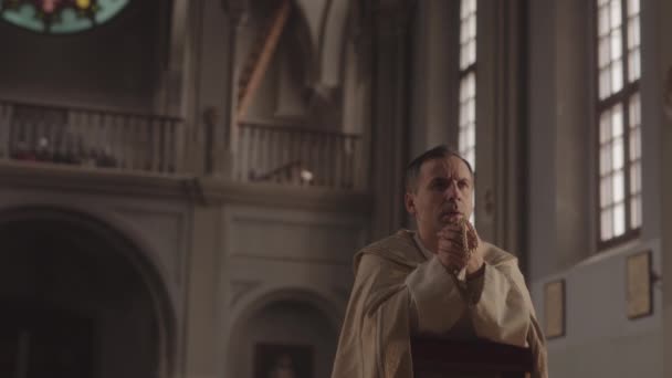 Slowmo Pastore Caucasico Paramento Bianco Pregando Con Perline Rosario Mano — Video Stock