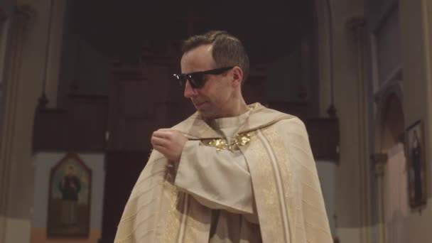 백조와 선글라스를 아름다운 가톨릭 교회를 걸어가는 중간에 느려졌다 — 비디오