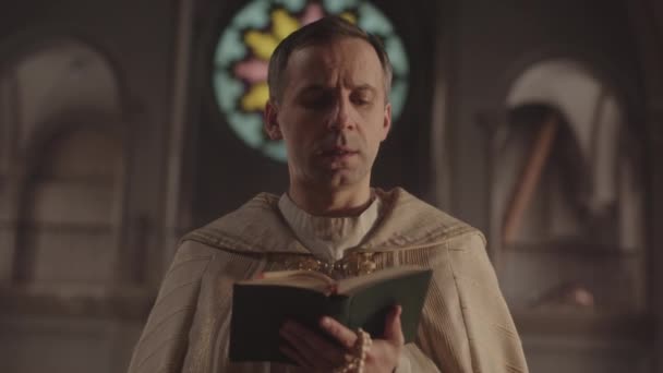 Chest Slowmo Caucasian Priest White Vestment Reading Prayer Crossing Standing — Stock Video
