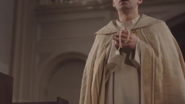 Ellerinde Tespihle Katolik Kilisesi Boyunca Yürüyüp Tanrı Dua Eden Beyaz — Stok video