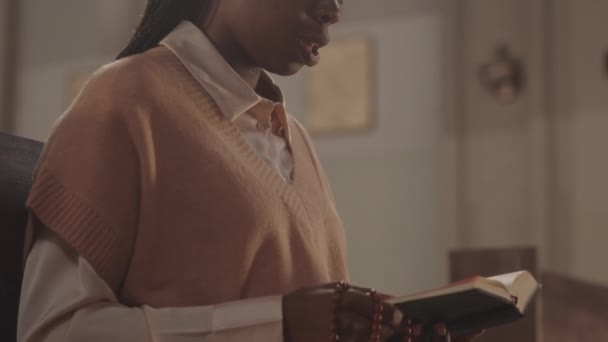 Langzaam Aan Jonge Zwarte Vrouw Met Rozenkrans Bijbel Hand Terwijl — Stockvideo