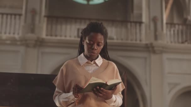 Средняя Медлительность Молодой Афроамериканской Женщины Читающей Молитву Сидя Одиночестве Деревянной — стоковое видео