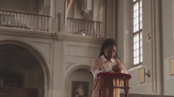 Slowmo Giovane Donna Afroamericana Piedi Sola Nella Bella Chiesa Cattolica — Video Stock