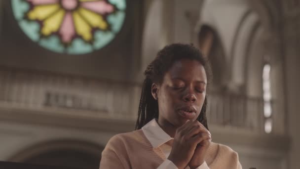 Powolniak Młodej Afroamerykanki Zamkniętymi Oczami Złożonymi Rękami Modlącymi Się Boga — Wideo stockowe