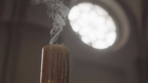 Низький Кут Куріння Воскової Свічки Темній Католицькій Церкві Сонячні Промені — стокове відео