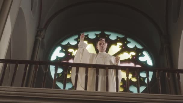 Uzun Beyaz Cübbeli Papazın Düşük Açılı Yavaşlığı Pazar Vaazları Geçişleri — Stok video