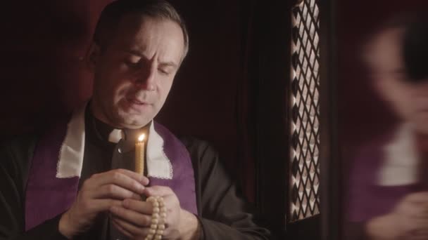 Медленно Священник Халате Воротнике Молится Переходит Дорогу Сидя Горящей Свечой — стоковое видео