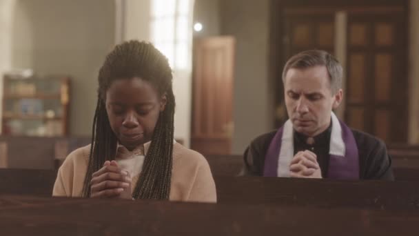 Slowmo Ecclésiastique Multiethnique Jeune Paroissienne Assise Sur Banc Élargi Église — Video