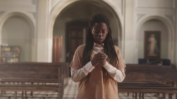 Średnie Spowolnienie Młodej Afroamerykanki Modlącej Się Boga Zamkniętymi Oczami Kościele — Wideo stockowe