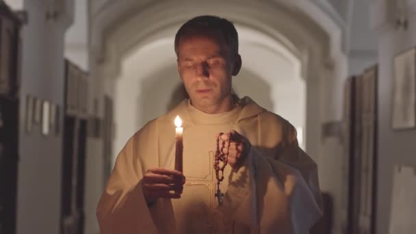 Ralentissement Moyen Prêtre Caucasien Mature Robe Blanche Priant Dieu Soufflant — Video