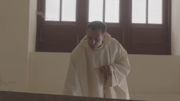 Lentmo Medio Maturo Sacerdote Caucasico Lungo Albo Bianco Pregando Dio — Video Stock
