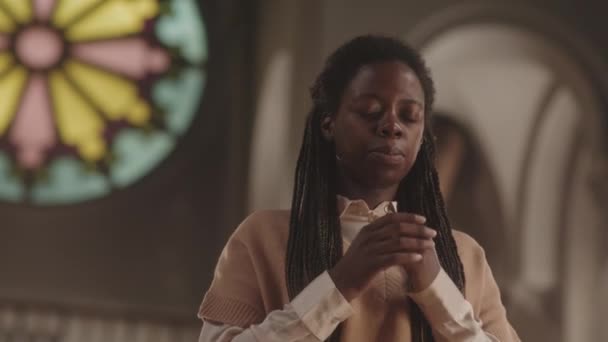 Pecho Arriba Lentitud Joven Afroamericana Cruzando Empezando Orar Dios Pie — Vídeo de stock
