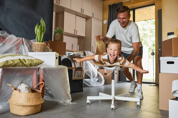 Retrato Pai Despreocupado Brincando Com Filho Montando Cadeira Salão Família — Fotografia de Stock