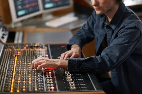 プロの録音スタジオでデジタルオーディオワークステーションを使用して音楽プロデューサーの男性のクロップショット コピースペース — ストック写真