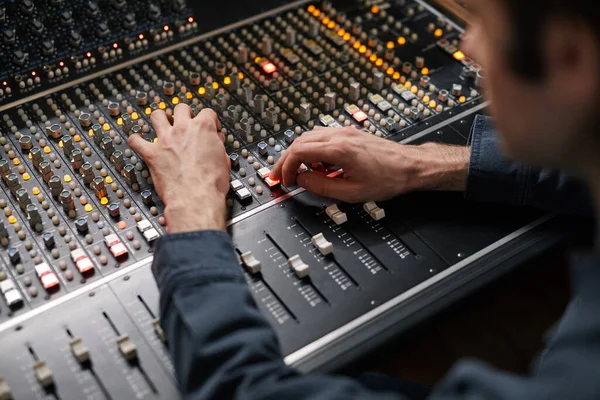 レコーディングスタジオ 音楽制作コンセプトのデジタルオーディオワークステーションで男性の手の操作ボタンとトグルを閉じます — ストック写真