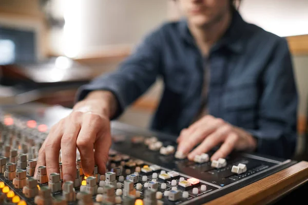 专业录音演播室 音乐制作主题的音频工作站上 男性手紧握着操作按钮和切换 — 图库照片