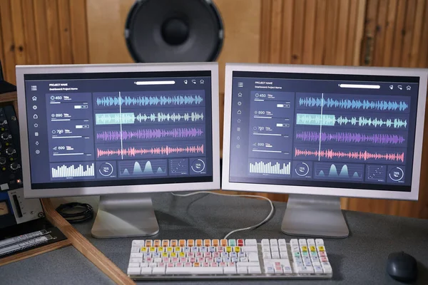 家庭录音室内两个带音频音轨的电脑屏幕的背景图像 音乐制作概念 — 图库照片