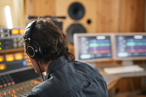 Músico Masculino Usando Fones Ouvido Estação Trabalho Áudio Estúdio Gravação — Fotografia de Stock