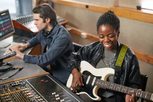 Retrato Mulher Negra Sorridente Tocando Guitarra Enquanto Produz Música Estúdio — Fotografia de Stock
