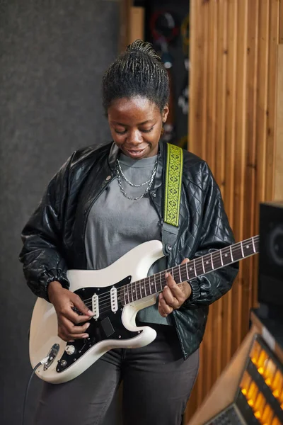 Portrait Vertical Une Musicienne Noire Jouant Guitare Électrique Tout Composant — Photo