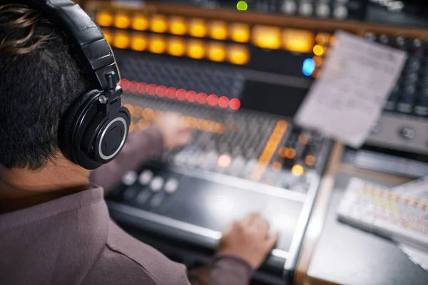 音乐制作人戴耳机在专业录音室音频工作站的高角镜 复制空间 — 图库照片