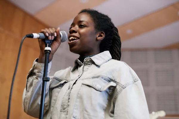 Portrait Angle Bas Jeune Femme Noire Chantant Microphone Tout Enregistrant — Photo