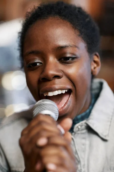Gros Plan Portrait Talentueuse Femme Noire Chantant Microphone Avec Passion — Photo