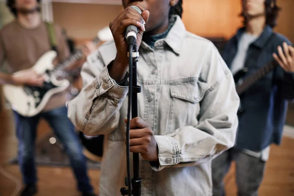 Profesyonel Kayıt Stüdyosunda Genç Siyahi Bir Kadının Mikrofona Şarkı Söylediği — Stok fotoğraf