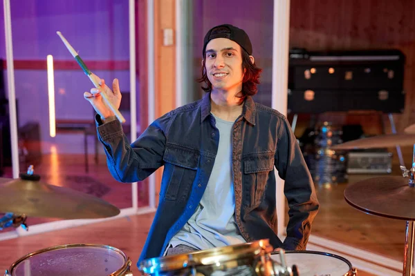 녹음실에서 드럼을 재능있는 음악가의 — 스톡 사진