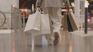 Alçak kesim dikiz aynası, gündelik kıyafetleri içinde, yavaş yavaş tanınmayan genç bir bayanı takip ediyor. Bir sürü kağıt alışveriş torbası taşıyordu. Modern alışveriş merkezindeki yemek bölümüne doğru güvenle yürüyordu.