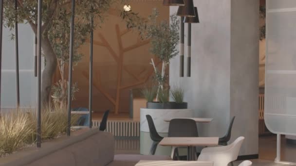 現代的な家具 小さな正方形の木製のテーブルと席と居心地の良いデパートカフェのインテリアの誰も減速を傾けない — ストック動画