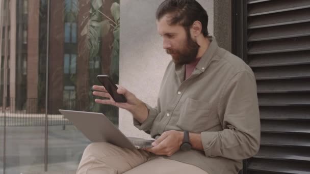 Genç Başarılı Sakallı Adamının Laptopta Görüntülü Konuşma Yaparken Onlara Sayfalarca — Stok video