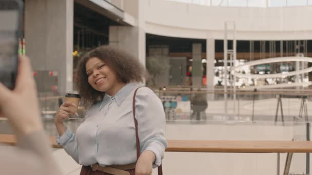 Медленно Молодая Пышная Черная Женщина Улыбается Стоя Современном Торговом Центре — стоковое видео