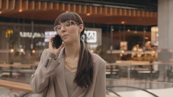 Akıllı Giyimli Akıllı Elbiseli Genç Kadınlarının Belini Kaldır Akıllı Telefonla — Stok video