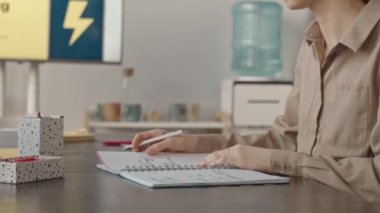 Değişik kadın pazarlama uzmanlarının yavaşlığı parlak modern ofiste yıllık raporları tartışıyor.